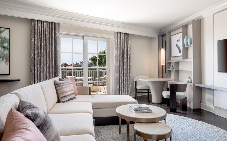 Sanpa-Park-Hyatt-Aviara-Suite-living-light-on}